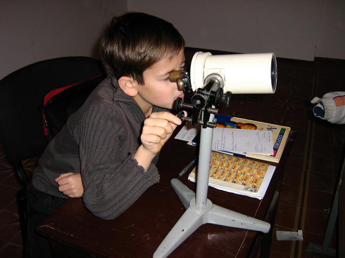 Вадим вивчає телескоп