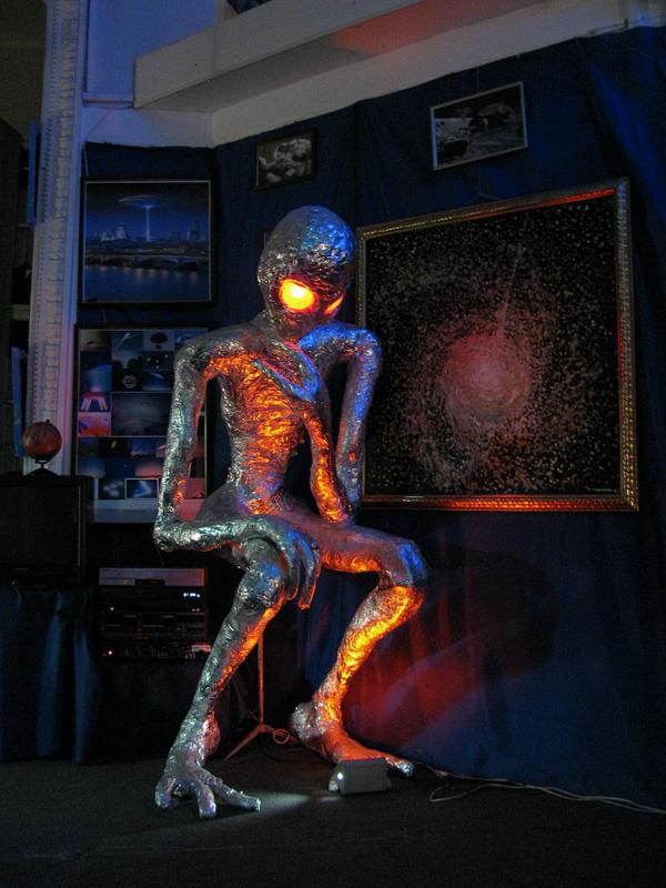 Скульптура прибульця в музеї планетарію