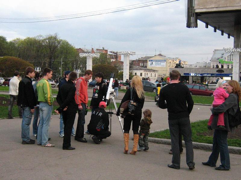 Ещё светло, но Луна уже видна Ещё светло, но Луна уже видна