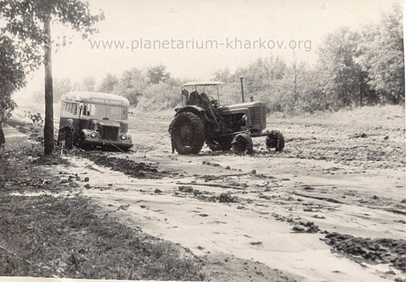 Без трактора до села было не доехать Без трактора до села было не доехать