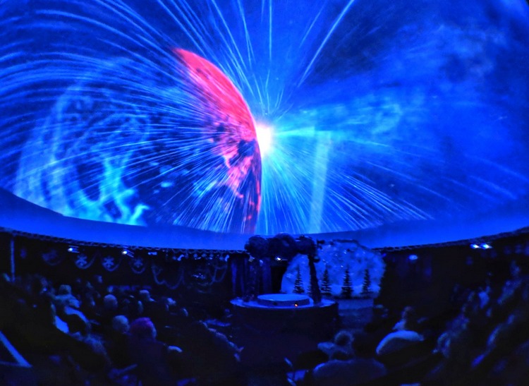 Нові пізнавальні програми із зображенням на всьому куполі Зоряної зали