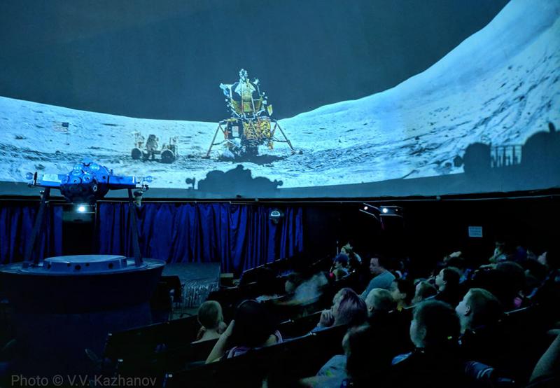 У Зоряному залі Харківського планетарію можна уявити себе на Місяці