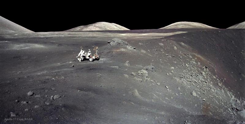 Аполлон-17 Астронавт Харрісон Шмітт біля кратера Шорті. Фото 1972 року