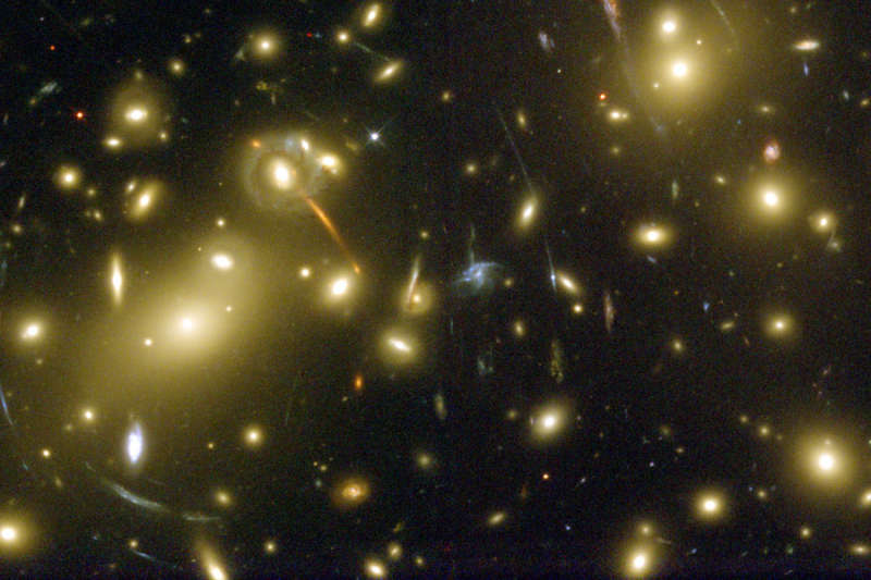 Скопление галактик Эйбл 2218, гравитационные линзы